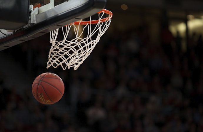 01直播篮球赛事直播画面展示，NBA球员扣篮精彩瞬间